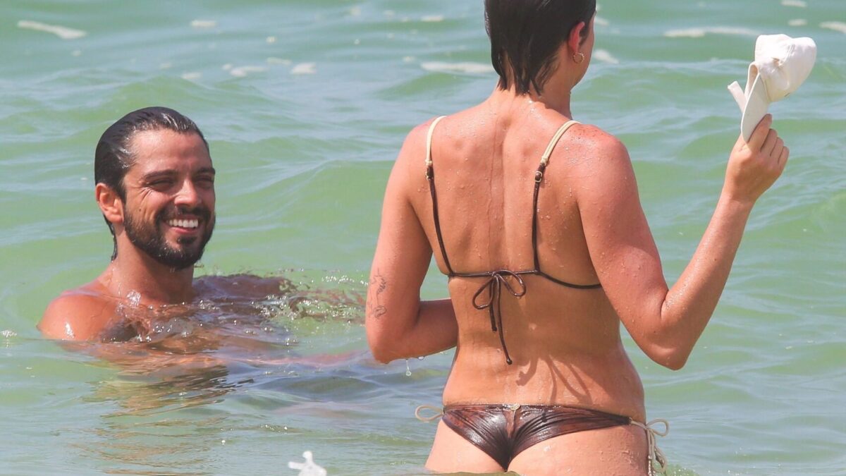 Agatha Moreira e Rodrigo Simas curtem praia (Foto: AgNews)