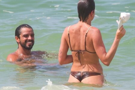 Agatha Moreira e Rodrigo Simas curtem praia (Foto: AgNews)