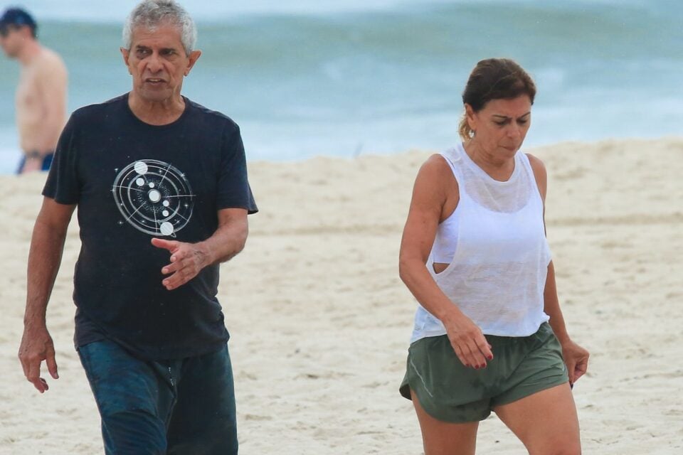 Miriam, mãe de Anitta, joga beach tennis (Foto: AgNews)