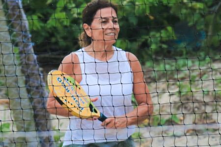Miriam, mãe de Anitta, joga beach tennis (Foto: AgNews)