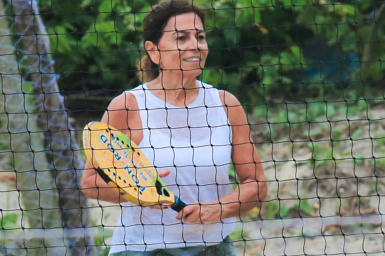 Miriam, mãe de Anitta, joga beach tennis (Foto: AgNews)