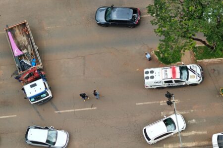 Carro fura sinal e é atingido por caminhão em cruzamento de Goiânia