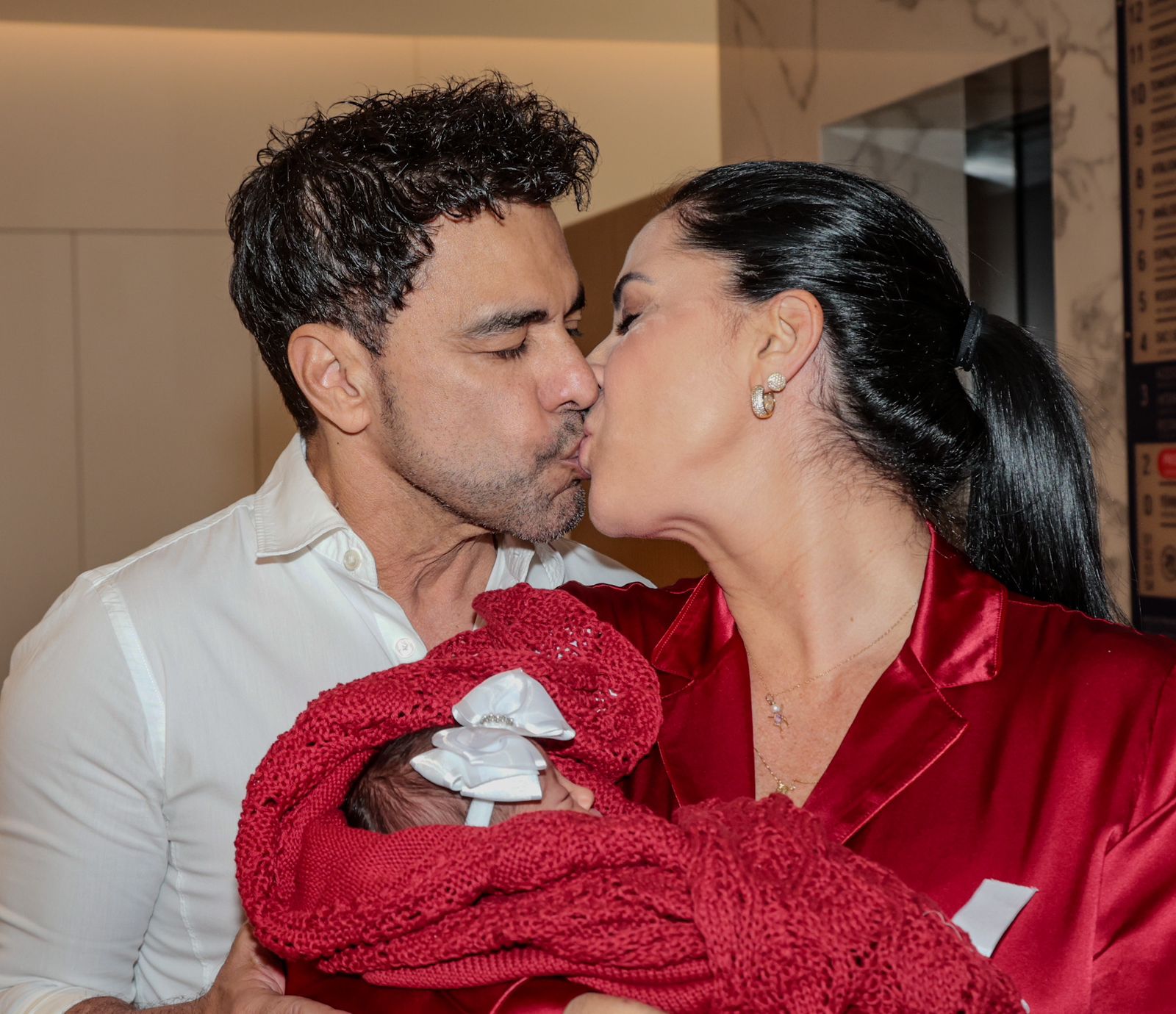 Zezé Di Camargo, Graciele Lacerda e a filha do casal (Fotos: AgNews)