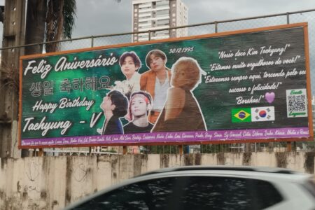 Um grupo de fãs homenageou Kim Taehyung Jovens colocam outdoors em Goiânia para celebrar o aniversário de cantor que mora na Coreia do Sul