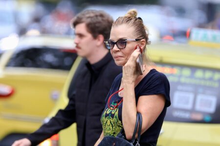 Alexia Deschamps durante passeio no Leblon (Foto: AgNews)