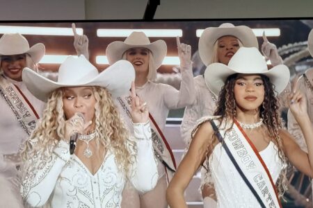 Beyoncé e Blue Ivy Carter em intervalo de jogo da NFL (Foto: Reprodução)