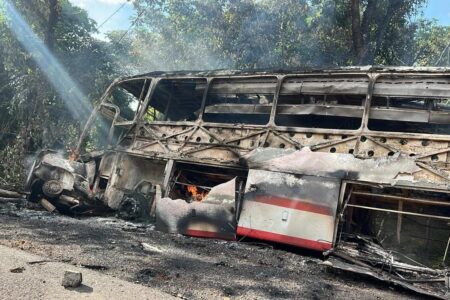 Carro e ônibus completamente destruídos