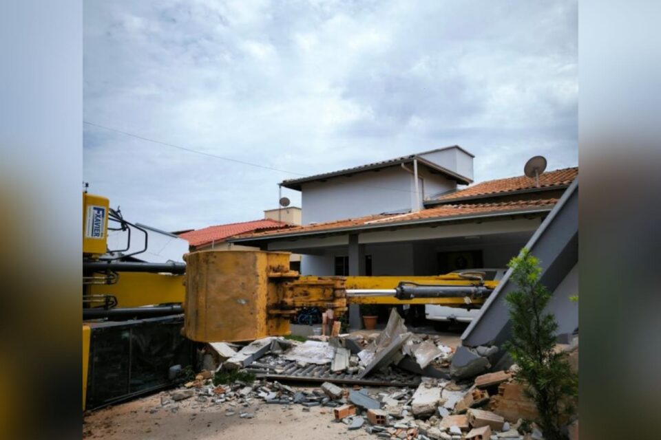 Muro de casa destruído por retroescavadeira em Itaberaí, em Goiás