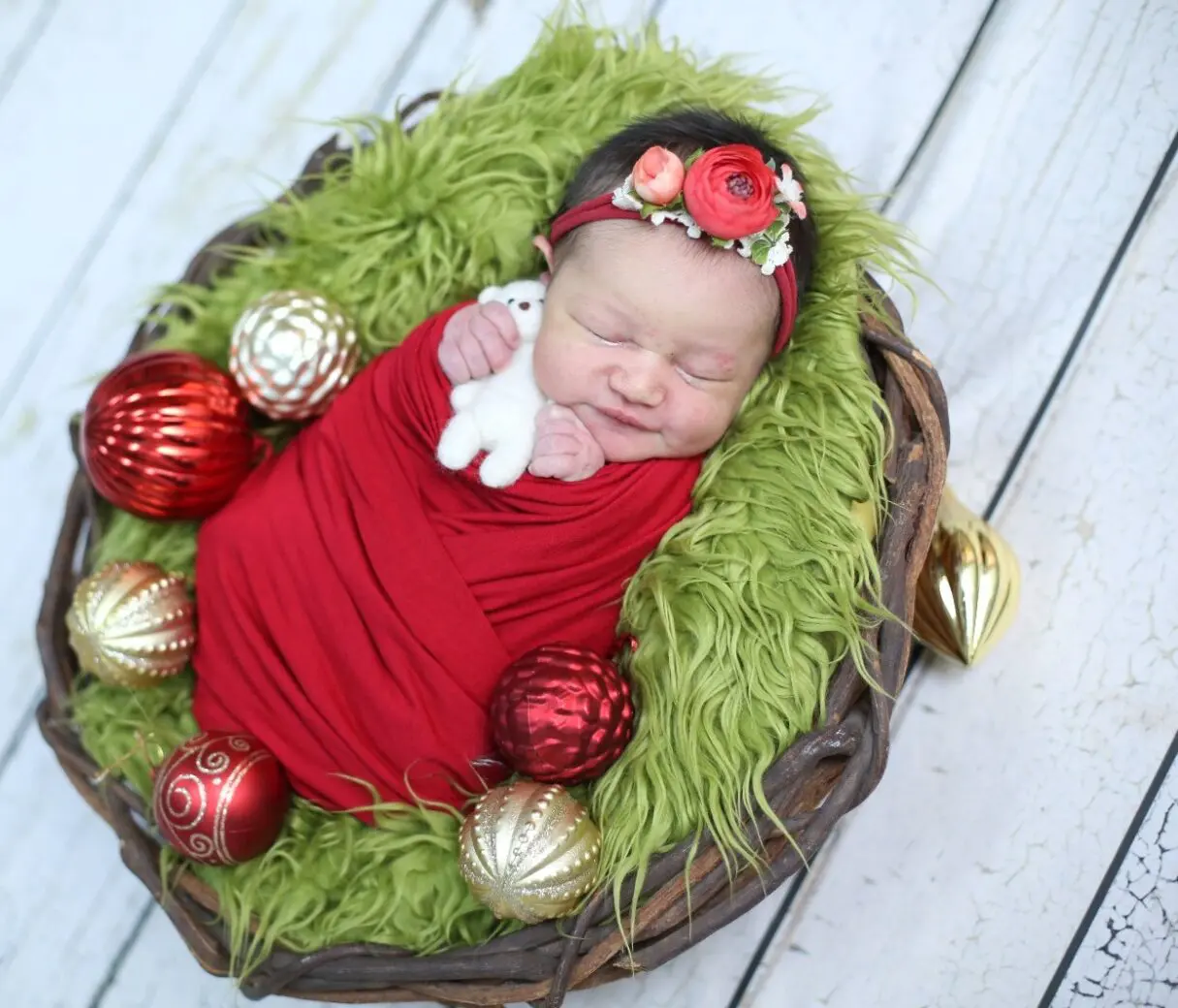 Hospital Estadual de Luziânia realiza ensaio fotográfico natalino com recém-nascidos