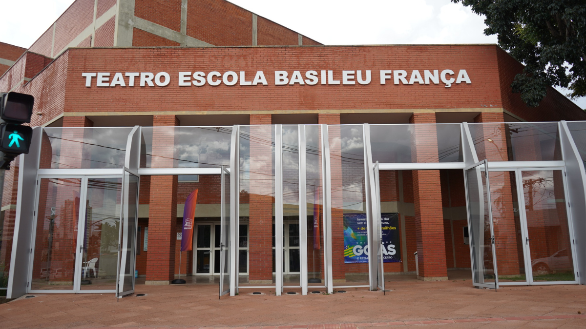 Imagem colorida mostra a entrada do prédio da Escola Basileu França.