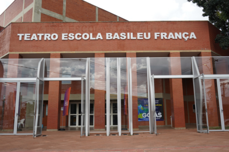 Imagem colorida mostra a entrada do prédio da Escola Basileu França.