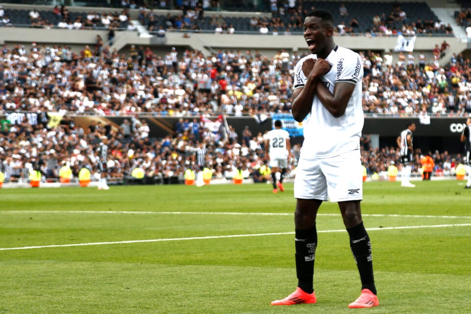 Luiz Henrique comemora gol pelo Botafogo