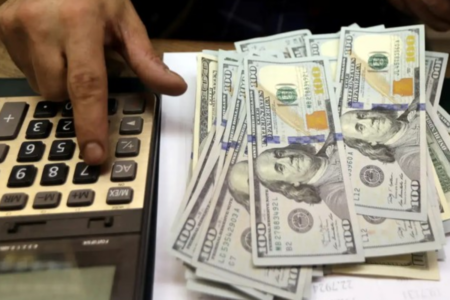 Dólar fecha a R$ 5,68, na menor cotação do ano, com estímulos na China