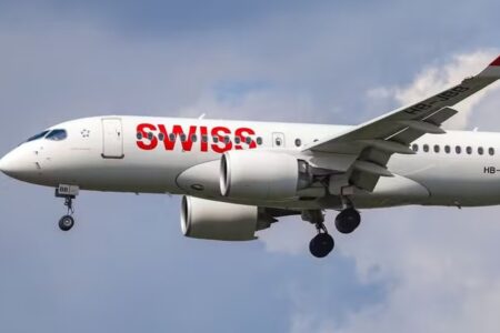 Havia 74 passageiros e cinco tripulantes a bordo do Airbus A220-300 Homem morre após pouso de emergência de avião