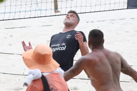 Ex-goleiro Júlio César joga futvôlei no Rio (Foto: AgNews)