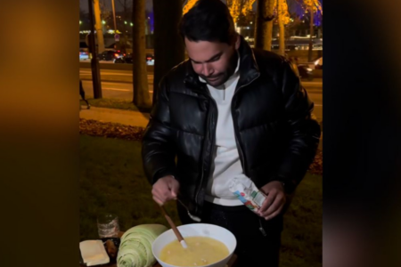 Homem fazendo pamonha em Paris (Foto: Reprodução)