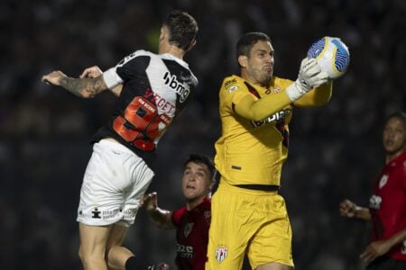 Jogadores de Vasco e Atlético-GO disputam a bola