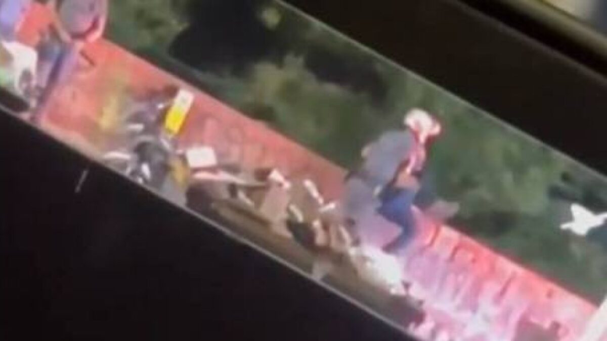 Jovem jogado de ponte por policial não tem ficha criminal e trabalha como entregador 'Gostaria de uma explicação', diz o pai de Marcelo