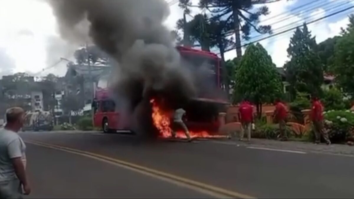 Ônibus pega fogo em Canela, Rs (Imagem: Redes Sociais)