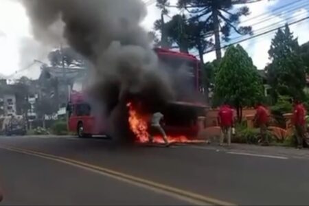 Ônibus pega fogo em Canela, Rs (Imagem: Redes Sociais)