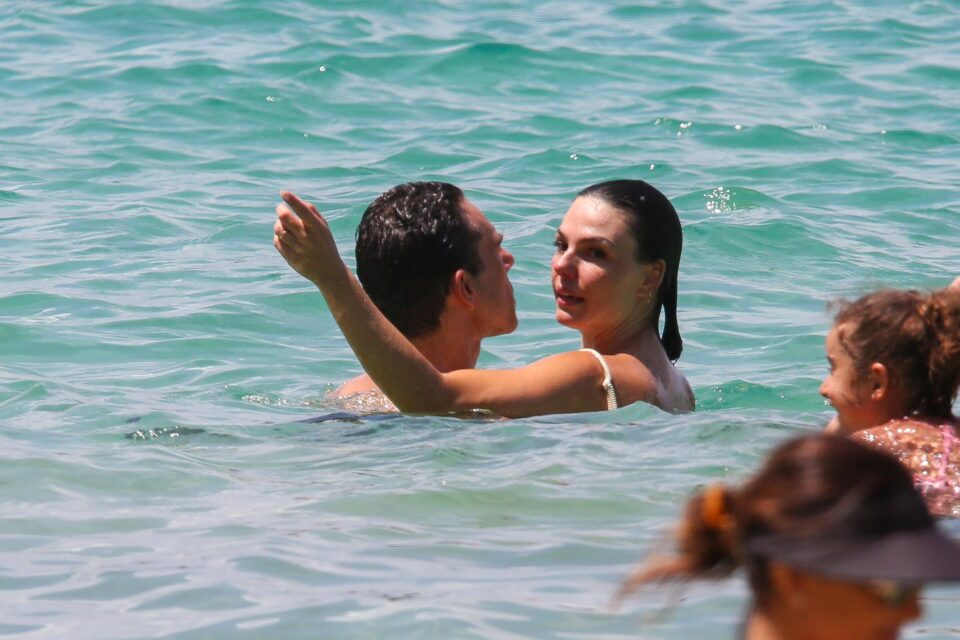 Isis Valverde e Marcus Buaiz curtem praia em Fernando de Noronha após casamento