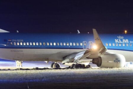 Avião faz pouso de emergência e sai da pista, na Noruega; vídeo Aeronave semelhante ao modelo que se acidentou na Coreia do Sul