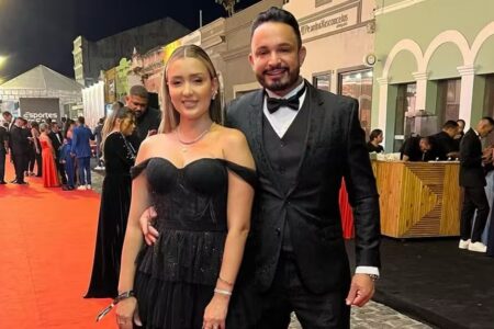 Gouveia foi presa juntamente com o marido, Paulo César Dias Presa, influenciadora Karine Gouveia é suspeita de deformar pacientes em Goiás