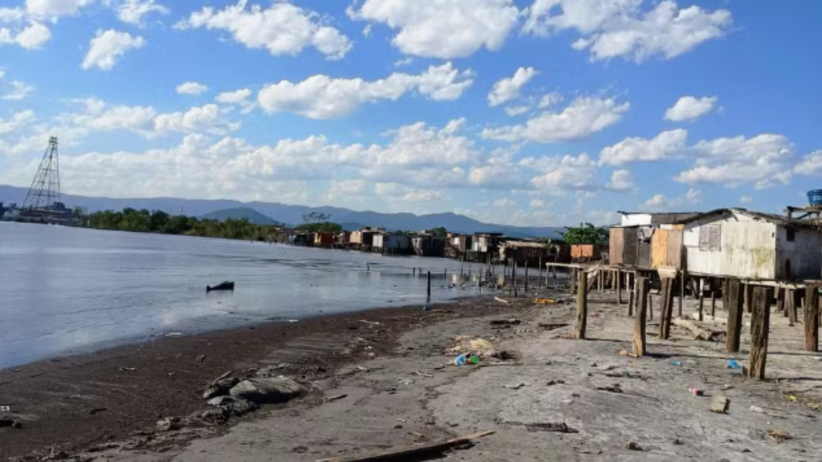 Criança de 5 anos morre afogada após cair em buraco no mar