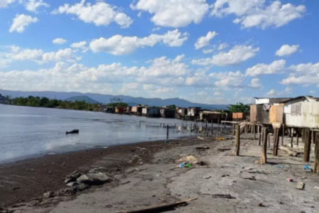 Criança de 5 anos morre afogada após cair em buraco no mar