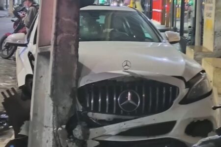 Mulher atinge moto e poste com carro de luxo em Caldas Novas O caso aconteceu na Rua Coronel João Batista, no Centro da cidade