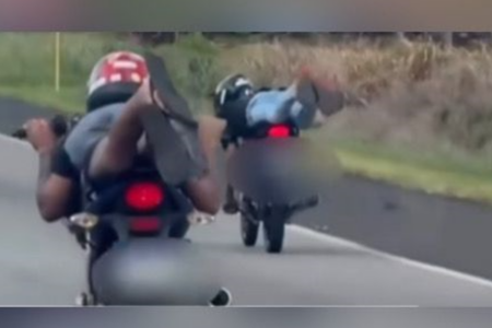 Motociclistas são flagrados em manobra arriscada (Foto: Reprodução)