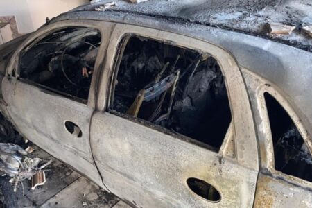 Homem fica ferido após incêndio em veículos atingir apartamento em Catalão Bombeiros usaram mil litros de água para controlar as chamas