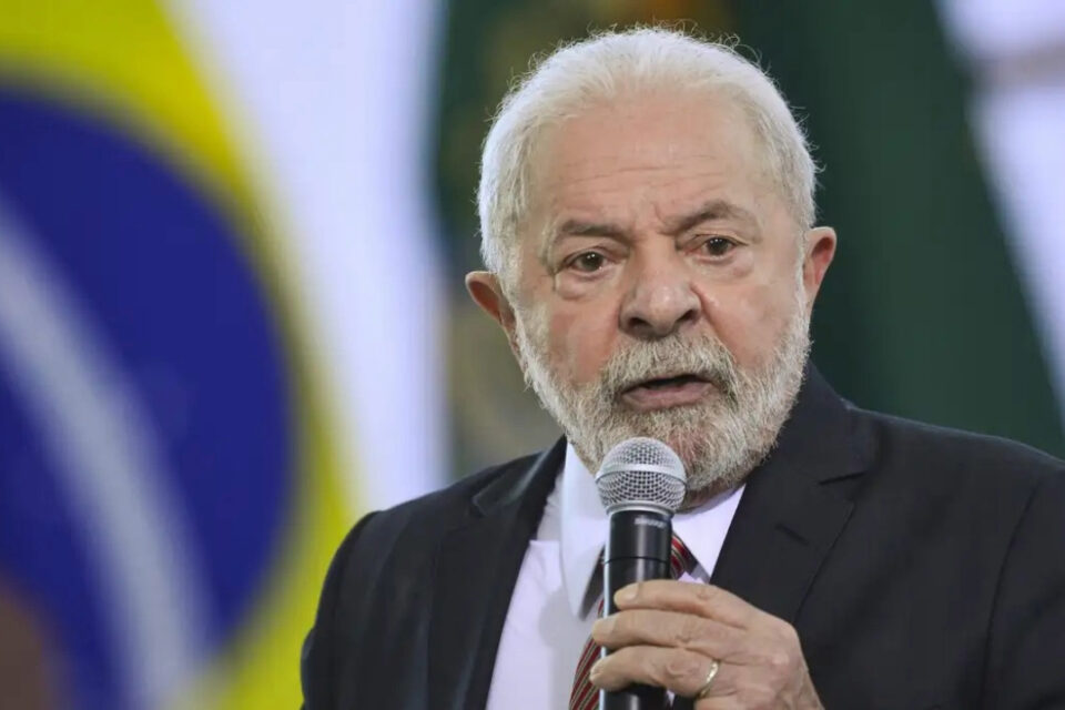 Lula assina decreto que eleva salário mínimo a R$ 1.518 a partir de quarta-feira