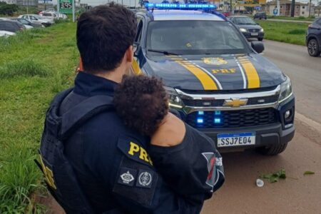 PRF resgata mulher em surto psicótico com bebê de colo na BR-040, em Goiás