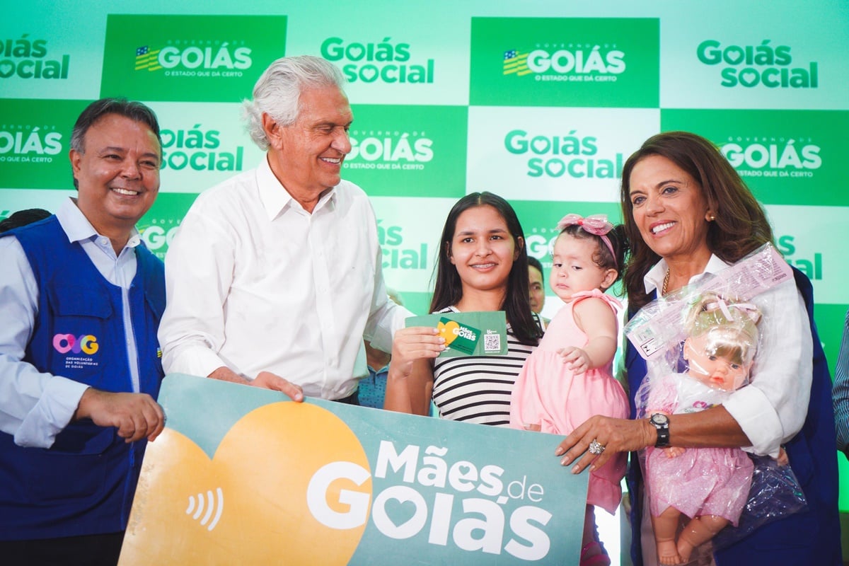 Caiado anuncia reajuste no valor do Mães de Goiás para R$ 300 mensais