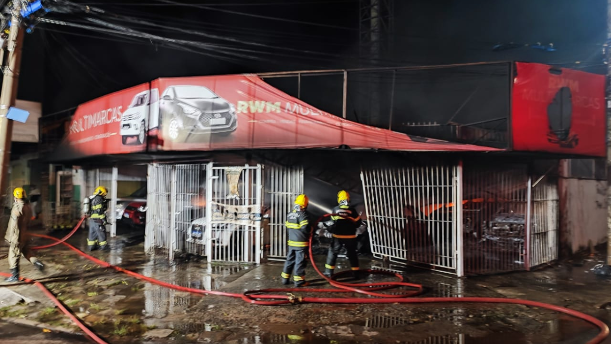 Garagem com aproximadamente 17 carros pega fogo; vídeo
