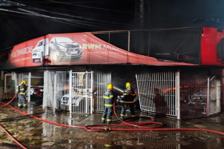 Garagem com aproximadamente 17 carros pega fogo; vídeo