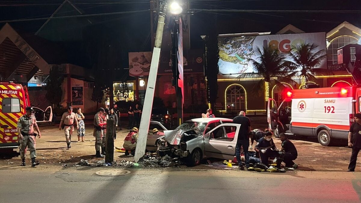 Mulher morre após carro bater contra poste em Caldas Novas Acidente aconteceu no Setor Solar das Caldas; outras duas pessoas ficaram feridas