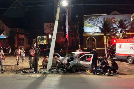 Mulher morre após carro bater contra poste em Caldas Novas Acidente aconteceu no Setor Solar das Caldas; outras duas pessoas ficaram feridas