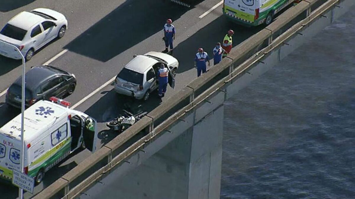 moto em que estava a vítima se envolveu numa batida com um caminhão Motociclista morre ao cair da Ponte Rio-Niterói após batida