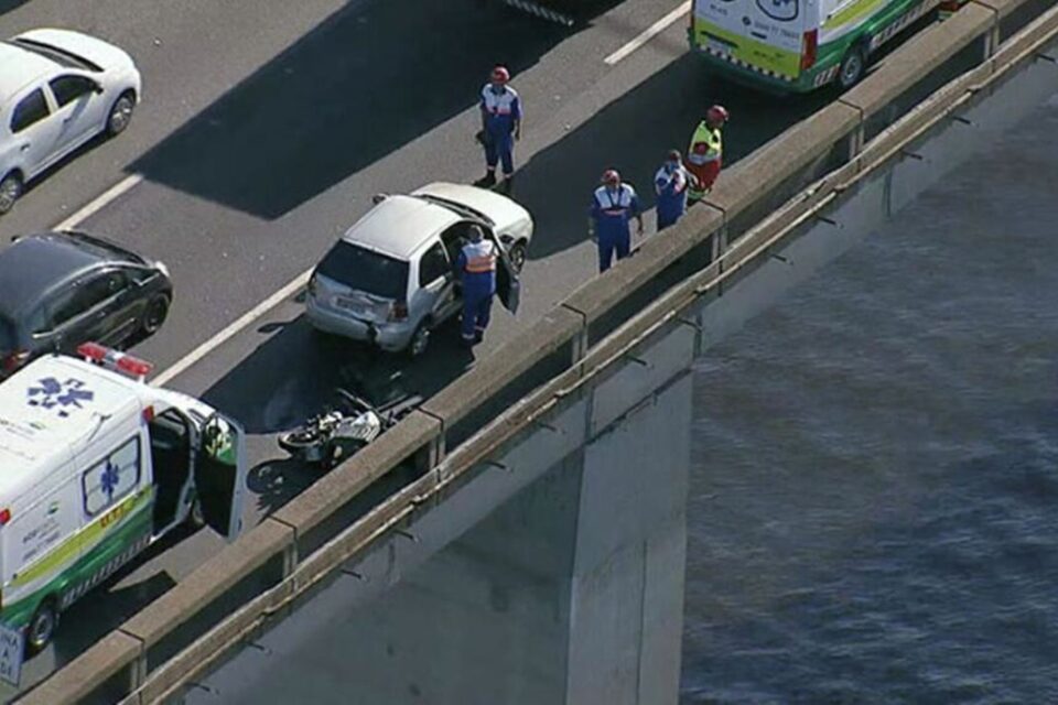 moto em que estava a vítima se envolveu numa batida com um caminhão Motociclista morre ao cair da Ponte Rio-Niterói após batida