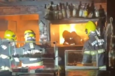 Corpo de Bombeiros trabalha no incêndio em Trindade (Foto: Reprodução)