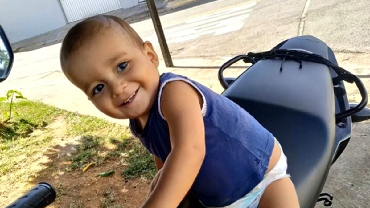 Goiânia: Justiça mantém prisão de pai suspeito da morte do filho de um ano, mas solta mãe