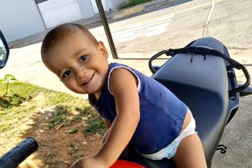 Goiânia: Justiça mantém prisão de pai suspeito da morte do filho de um ano, mas solta mãe