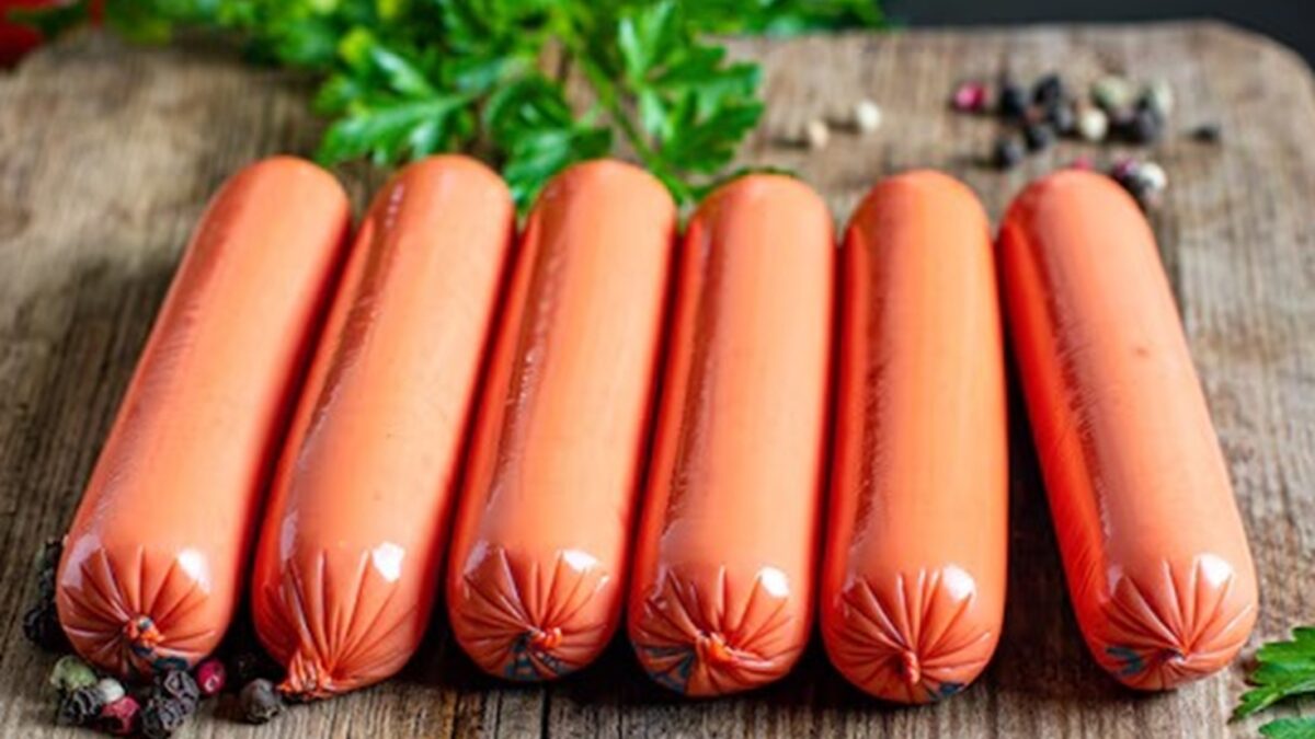 Os 20 alimentos que podem causar câncer e que as pessoas consomem diariamente Lista inclui salsichas, fast food, bebidas açucaradas