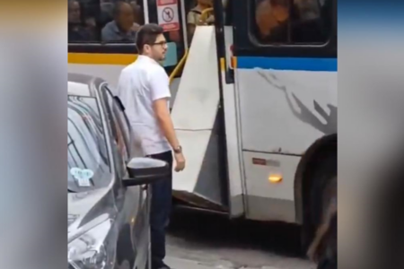 Homem tenta transportar geladeira em transporte coletivo (Foto: Reprodução)