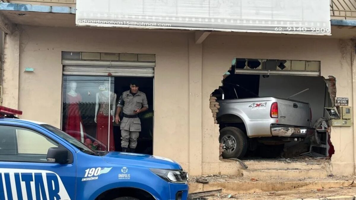 Caminhonete invade loja de noivas em Anápolis; vídeo