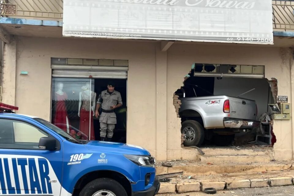 Caminhonete invade loja de noivas em Anápolis; vídeo