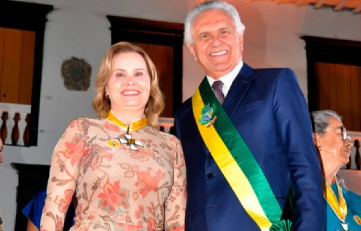 A primeira-dama de Mineiros, Ana Paula Rezende, ao lado do governador Ronaldo Caiado, em julho deste ano, quando foi homenageada com a Comenda da Ordem do Mérito Anhanguera durante solenidade no Centro histórico da cidade de Goiás