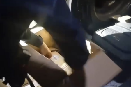 PRF encontra droga em ônibus que passava por Jaraguá (Foto: Reprodução)